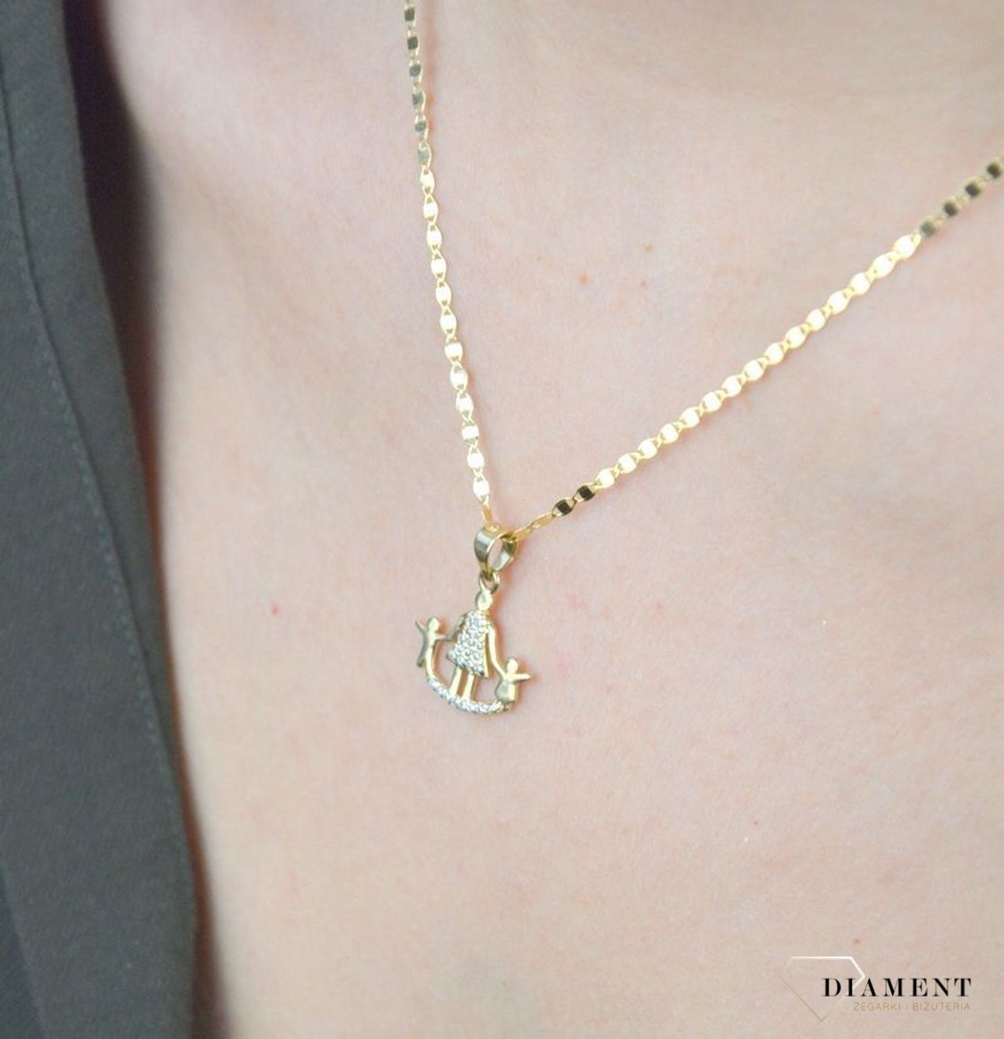 Złota zawieszka 585 mama z dzieckiem w cyrkoniach ZA 7147.  Złota zawieszka może zostać podarowana młodej mamie. Świetny pomysł na prezent. Waga zawieszki wynosi około 1,18 gram. Idealna zawieszka na prezent.jpg